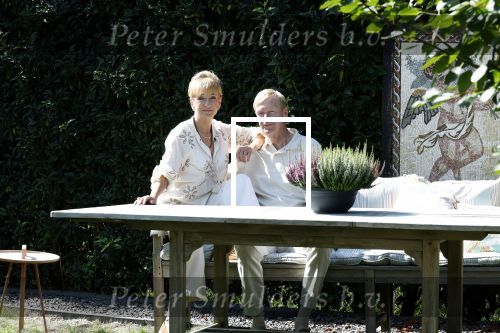 Almere 21 augustus 2025
Berdien Stenberg met haar man Pieter Kleve in de tuin van hun huis .