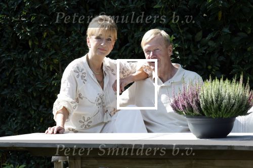 Almere 21 augustus 2025
Berdien Stenberg met haar man Pieter Kleve in de tuin van hun huis .