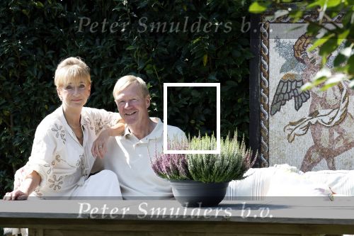 Almere 21 augustus 2025
Berdien Stenberg met haar man Pieter Kleve in de tuin van hun huis .