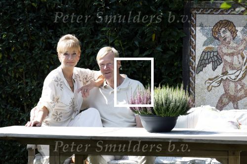 Almere 21 augustus 2025
Berdien Stenberg met haar man Pieter Kleve in de tuin van hun huis .