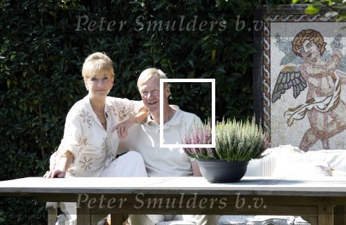 Almere 21 augustus 2025
Berdien Stenberg met haar man Pieter Kleve in de tuin van hun huis .