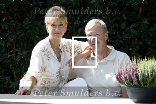 Almere 21 augustus 2025
Berdien Stenberg met haar man Pieter Kleve in de tuin van hun huis .