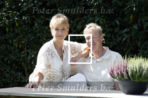 Almere 21 augustus 2025
Berdien Stenberg met haar man Pieter Kleve in de tuin van hun huis .