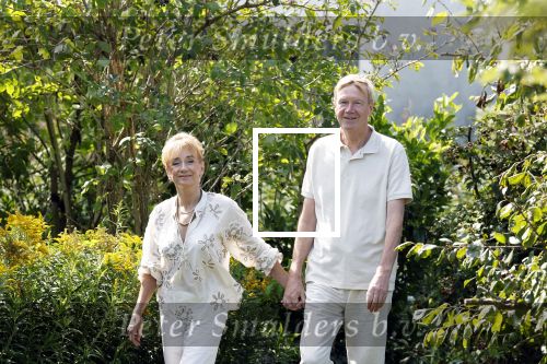 Almere 21 augustus 2025
Berdien Stenberg met haar man Pieter Kleve in de tuin van hun huis .