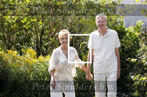 Almere 21 augustus 2025
Berdien Stenberg met haar man Pieter Kleve in de tuin van hun huis .