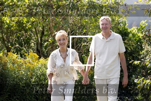 Almere 21 augustus 2025
Berdien Stenberg met haar man Pieter Kleve in de tuin van hun huis .