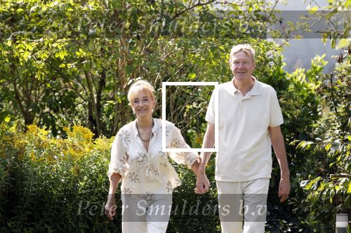 Almere 21 augustus 2025
Berdien Stenberg met haar man Pieter Kleve in de tuin van hun huis .