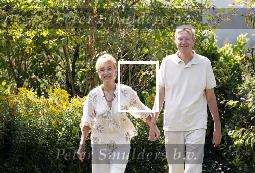 Almere 21 augustus 2025
Berdien Stenberg met haar man Pieter Kleve in de tuin van hun huis .