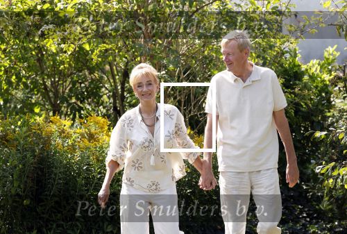 Almere 21 augustus 2025
Berdien Stenberg met haar man Pieter Kleve in de tuin van hun huis .