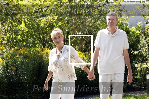 Almere 21 augustus 2025
Berdien Stenberg met haar man Pieter Kleve in de tuin van hun huis .