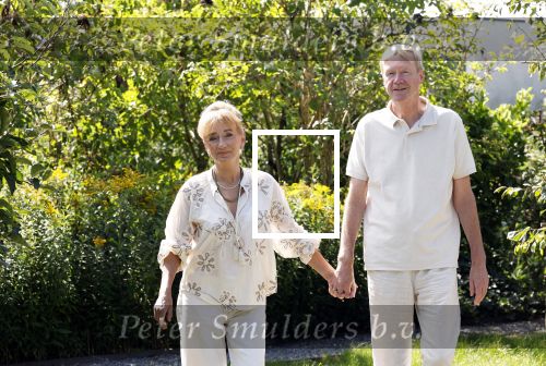 Almere 21 augustus 2025
Berdien Stenberg met haar man Pieter Kleve in de tuin van hun huis .