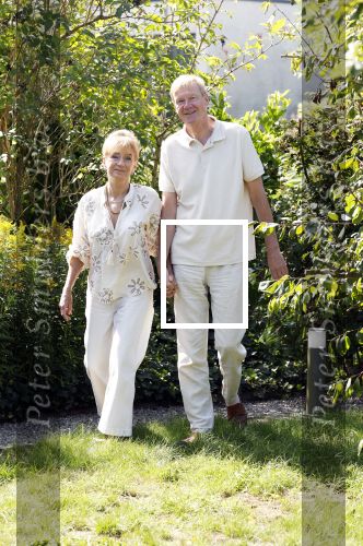 Almere 21 augustus 2025
Berdien Stenberg met haar man Pieter Kleve in de tuin van hun huis .