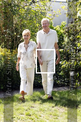 Almere 21 augustus 2025
Berdien Stenberg met haar man Pieter Kleve in de tuin van hun huis .