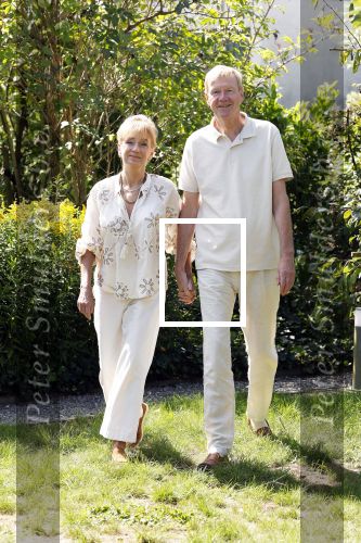 Almere 21 augustus 2025
Berdien Stenberg met haar man Pieter Kleve in de tuin van hun huis .