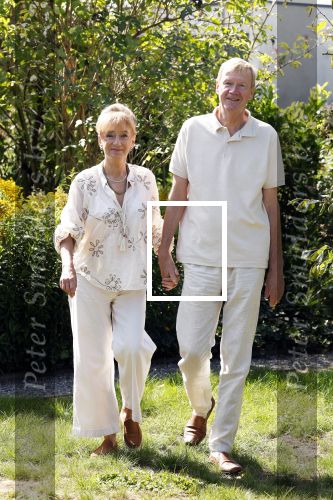 Almere 21 augustus 2025
Berdien Stenberg met haar man Pieter Kleve in de tuin van hun huis .