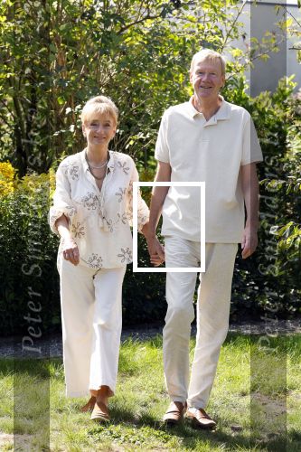 Almere 21 augustus 2025
Berdien Stenberg met haar man Pieter Kleve in de tuin van hun huis .