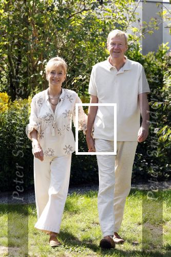 Almere 21 augustus 2025
Berdien Stenberg met haar man Pieter Kleve in de tuin van hun huis .