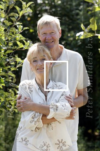 Almere 21 augustus 2025
Berdien Stenberg met haar man Pieter Kleve in de tuin van hun huis .