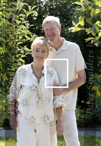 Almere 21 augustus 2025
Berdien Stenberg met haar man Pieter Kleve in de tuin van hun huis .