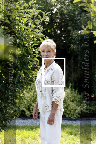 Almere 21 augustus 2025
Berdien Stenberg met haar man Pieter Kleve in de tuin van hun huis .
