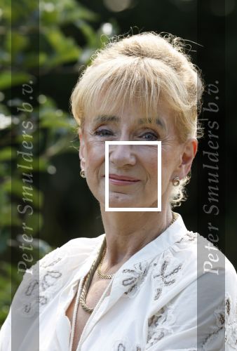 Almere 21 augustus 2025
Berdien Stenberg met haar man Pieter Kleve in de tuin van hun huis .