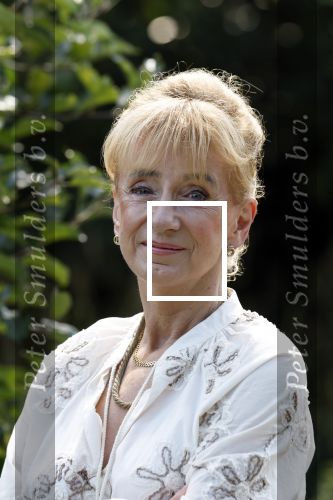 Almere 21 augustus 2025
Berdien Stenberg met haar man Pieter Kleve in de tuin van hun huis .