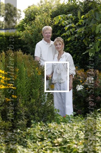 Almere 21 augustus 2025
Berdien Stenberg met haar man Pieter Kleve in de tuin van hun huis .