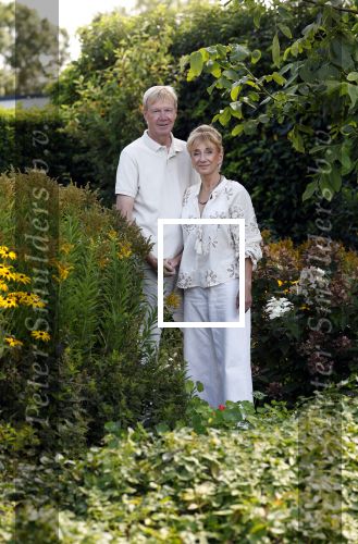 Almere 21 augustus 2025
Berdien Stenberg met haar man Pieter Kleve in de tuin van hun huis .