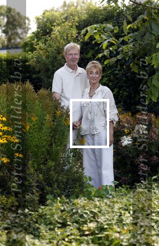 Almere 21 augustus 2025
Berdien Stenberg met haar man Pieter Kleve in de tuin van hun huis .