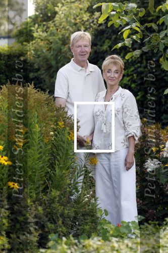 Almere 21 augustus 2025
Berdien Stenberg met haar man Pieter Kleve in de tuin van hun huis .