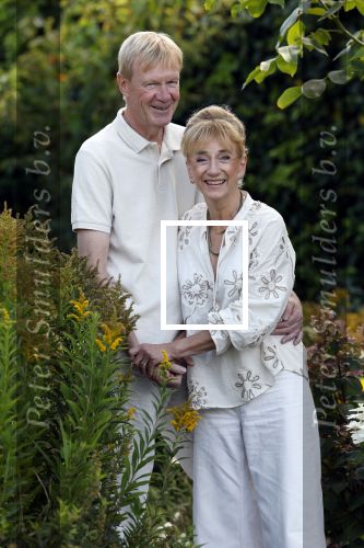 Almere 21 augustus 2025
Berdien Stenberg met haar man Pieter Kleve in de tuin van hun huis .