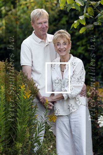 Almere 21 augustus 2025
Berdien Stenberg met haar man Pieter Kleve in de tuin van hun huis .