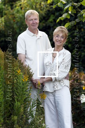 Almere 21 augustus 2025
Berdien Stenberg met haar man Pieter Kleve in de tuin van hun huis .