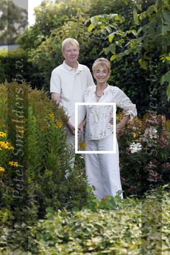 Almere 21 augustus 2025
Berdien Stenberg met haar man Pieter Kleve in de tuin van hun huis .
