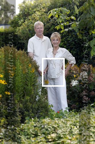 Almere 21 augustus 2025
Berdien Stenberg met haar man Pieter Kleve in de tuin van hun huis .