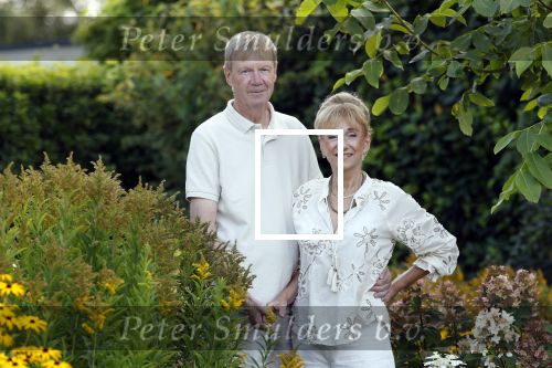 Almere 21 augustus 2025
Berdien Stenberg met haar man Pieter Kleve in de tuin van hun huis .