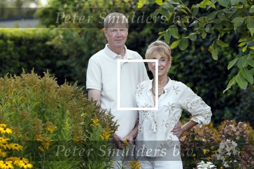 Almere 21 augustus 2025
Berdien Stenberg met haar man Pieter Kleve in de tuin van hun huis .