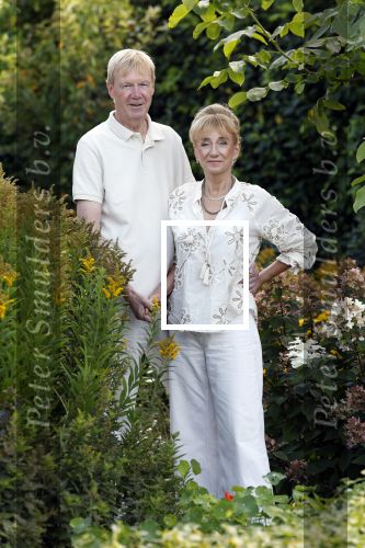 Almere 21 augustus 2025
Berdien Stenberg met haar man Pieter Kleve in de tuin van hun huis .