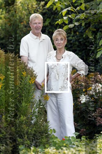 Almere 21 augustus 2025
Berdien Stenberg met haar man Pieter Kleve in de tuin van hun huis .