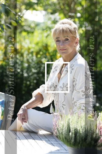 Almere 21 augustus 2025
Berdien Stenberg met haar man Pieter Kleve in de tuin van hun huis .