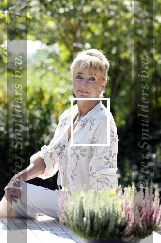 Almere 21 augustus 2025
Berdien Stenberg met haar man Pieter Kleve in de tuin van hun huis .