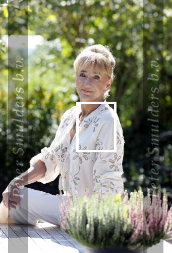 Almere 21 augustus 2025
Berdien Stenberg met haar man Pieter Kleve in de tuin van hun huis .