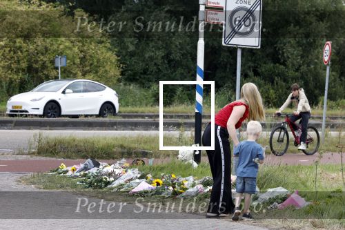 Amsterdam 22 augustus 2025
Op de plek waar de 17 jarige Lisa uit Abcoude vermoord is worden door veel mensen bloemen en knuffelbeesten gelegd .