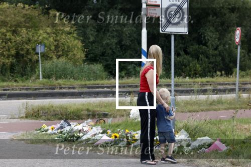 Amsterdam 22 augustus 2025
Op de plek waar de 17 jarige Lisa uit Abcoude vermoord is worden door veel mensen bloemen en knuffelbeesten gelegd .