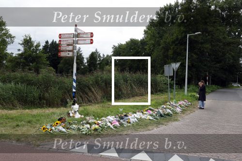 Amsterdam 22 augustus 2025
Op de plek waar de 17 jarige Lisa uit Abcoude vermoord is worden door veel mensen bloemen en knuffelbeesten gelegd .