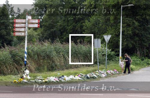 Amsterdam 22 augustus 2025
Op de plek waar de 17 jarige Lisa uit Abcoude vermoord is worden door veel mensen bloemen en knuffelbeesten gelegd .