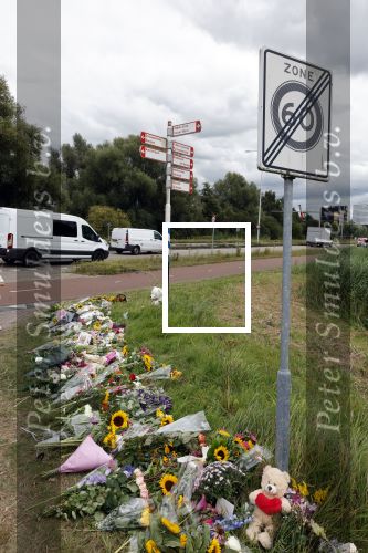 Amsterdam 22 augustus 2025
Op de plek waar de 17 jarige Lisa uit Abcoude vermoord is worden door veel mensen bloemen en knuffelbeesten gelegd .