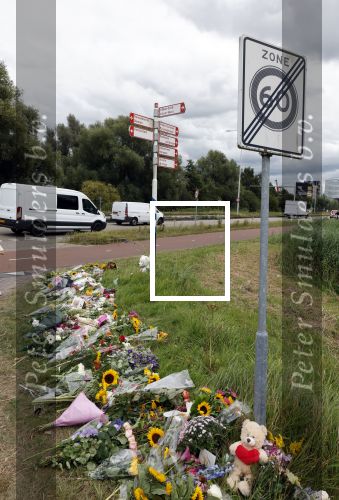 Amsterdam 22 augustus 2025
Op de plek waar de 17 jarige Lisa uit Abcoude vermoord is worden door veel mensen bloemen en knuffelbeesten gelegd .