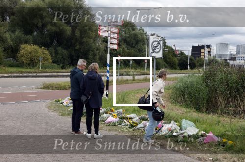 Amsterdam 22 augustus 2025
Op de plek waar de 17 jarige Lisa uit Abcoude vermoord is worden door veel mensen bloemen en knuffelbeesten gelegd .