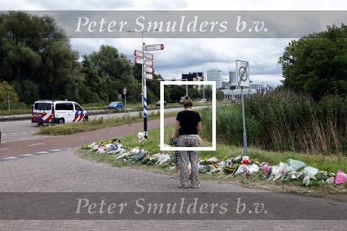 Amsterdam 22 augustus 2025
Op de plek waar de 17 jarige Lisa uit Abcoude vermoord is worden door veel mensen bloemen en knuffelbeesten gelegd .